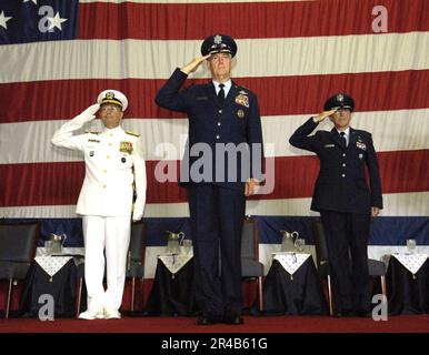 US Navy USA Marineadmiral Edmund P. Giambastiani, links, Vorsitzender des Generalstabs, General Richard Myers, Mitte, und Oberst Right, grüßen. Stockfoto