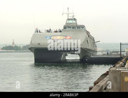 US Navy das Littoral Surface Craft-Experimental ''Sea Fighter'' (FSF-1) der Navy erreichte den Broadway Pier, seinen neuen Homeport. Stockfoto