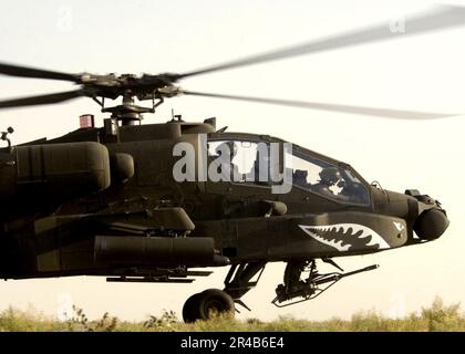 US NAVY A U.S. Der AH-64 Apache-Helikopter bereitet sich auf eine Mission im Irak vor. Stockfoto