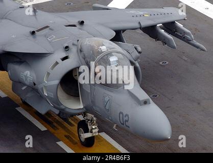 US Navy A Marine Corps Av-8B Harrier II, zugewiesen zum Blacksheep der Marine Angriffsschwadron Two One Four (VMA-214), Taxis das Cockpit hinunter. Stockfoto