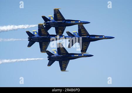 US Navy Four F-A-18A Hornets führen ihr klassisches Diamantenbildungs-Manöver über dem Lake Washington durch. Stockfoto