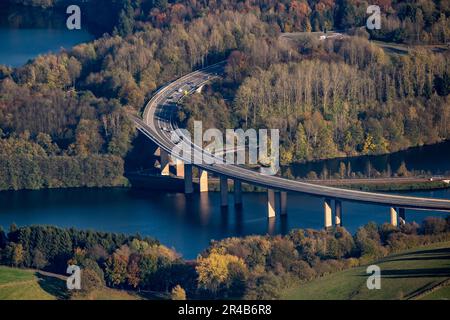 Luftaufnahme zum Wasserreservoir der Biggetalsperre in Sauerland bei Attendorn, Nordrhein-Westfalen Stockfoto