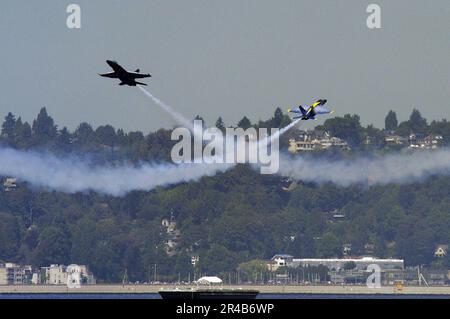 US Navy, die führenden und gegnerischen Alleinpiloten, den USA zugeteilt Das Navy-Flugzeug-Demonstrationsteam, die Blue Angels, führt ein Kreuzmanöver durch. Stockfoto