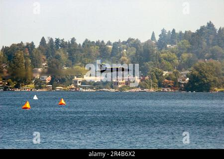 US Navy, der führende Solo-Pilot, der den USA zugeteilt wurde Das Navy-Demonstrationsteam, die Blue Angels, führt einen Hochgeschwindigkeitsflug über den Lake Washington. Stockfoto