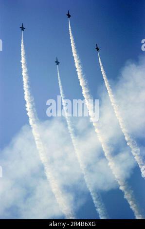 US Navy Four F-A-18A Hornets führen ein Manöver über dem Lake Washington durch. Stockfoto