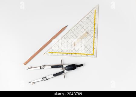Schreib- und Zeichenutensilien, Schulbedarf, Bleistift, Kompass, Lineal, Weißer Hintergrund Stockfoto