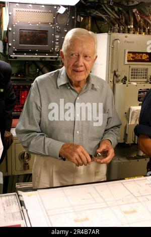 US Navy der ehemalige Präsident Jimmy Carter blickt über den Navigationstisch im Kontrollraum seines namhaften Schiffes, des Angriffs-U-Boots der Sea Wolf-Klasse USS Jimmy Carter (SSN 23). Stockfoto