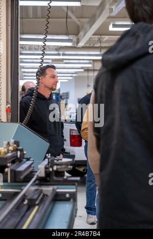 Northwest Machining and Manufacturing Tour The 124. Fighter Wing's Aircraft Maintenance Hanger, Gowen Field, ID, 6. April 2023. Dieses Maschinenbauunternehmen mit Sitz in Meridian, Idaho, stellt seit Jahrzehnten in Gowen Field ein wichtiges Fahrwerk für Die A-10 Thunderbolt II her. Stockfoto