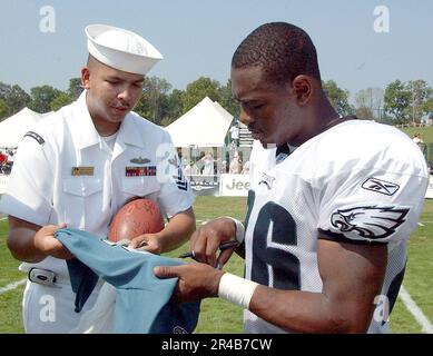 US Navy Ladenbesitzer der 1. Klasse, die dem Navy Recruiting District Philadelphia zugewiesen ist, bekommt ein Autogramm von Philadelphia Eagles Cornerback Lito Sheppard Stockfoto