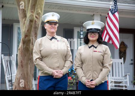 Chefstaatsanwalt 5 Shannon D. Morgan, leitender Offizier der Hilfseinheit der Marine Forces Reserve Administration (links), posiert für ein Foto mit CPL. Jessica Alvarado Duran, die Flugkoordinationsstelle, nicht kommissionierter Offizier, 4. Marine Aircraft Wing, während sie sich auf Krewe von Selene's Float Slidell, Louisiana, vorbereitet, 17. Februar 2023. Das Krewe von Selene ist nach der griechischen Mondgöttin benannt und wurde von einer Gruppe professioneller Frauen aus Slidell gegründet. Weibliche Soldatinnen wurden zu den Grand Marshalls eingeladen, um dieses Jahr das Thema „25 Years of Women“ zu feiern Stockfoto