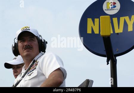 US Navy Master Petty Officer of the Navy (MCPON) Terry Scott beobachtet aus der Grube der Navy David Stremme, Fahrer der Nr. 14 Navy „Accelerate Your Life“ Dodge Charger. Stockfoto