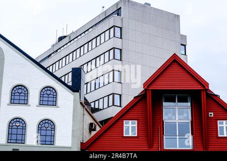 Stavanger, Rogaland, Norwegen, Mai 19 2023, Mischung Aus Moderner Und Traditioneller Architektur In Der Innenstadt Von Stavanger Ohne Menschen Stockfoto