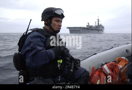 US Navy USA Küstenwache Petty Officer 1. Klasse erwartet den Befehl, an Bord eines verdächtigen Schiffes vor der Küste von Kodiak Island, Alaska zu gehen Stockfoto