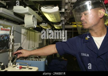 MATE 1.-Klasse DER US Navy Machinist kalibriert ein Luftdruckmessgerät im Kalibrierungslabor an Bord des nuklearbetriebenen Flugzeugträgers USS Nimitz (CVN 68) Stockfoto