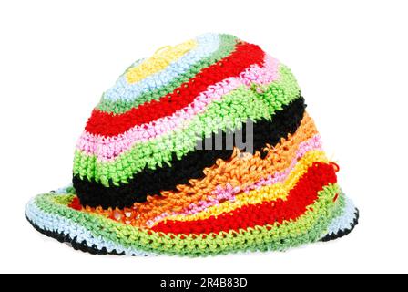 Isolierte, farbenfrohe Strickmütze (handgefertigt) Stockfoto