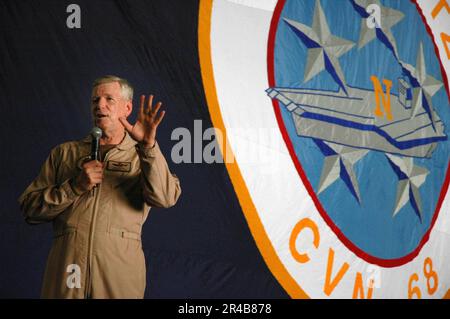 US Navy der Vorsitzende der Stabschefs der USA Air Force General Richard B. Myers spricht mit Besatzungsmitgliedern in der Hangarbucht des nuklearbetriebenen Flugzeugträgers USS Nimitz (CVN 68). Stockfoto