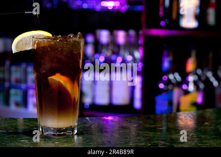 Long Island Ice Tea im Hintergrund der Bar Stockfoto