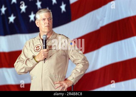 US Navy der Vorsitzende der Stabschefs der USA Air Force General Richard B. Myers spricht mit Besatzungsmitgliedern in der Hangarbucht des nuklearbetriebenen Flugzeugträgers USS Nimitz (CVN 68). Stockfoto