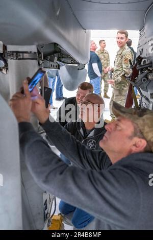Northwest Machining and Manufacturing Tour The 124. Fighter Wing's Aircraft Maintenance Hanger, Gowen Field, ID, 6. April 2023. Dieses Maschinenbauunternehmen mit Sitz in Meridian, Idaho, stellt seit Jahrzehnten in Gowen Field ein wichtiges Fahrwerk für Die A-10 Thunderbolt II her. Stockfoto