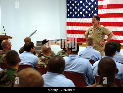 US Navy Master Petty Officer der Navy (MCPON) Terry Scott spricht mit mehr als 60 ausgewählten Chief Petty Officers aus Gulfport und Pascagoula, Miss. Stockfoto