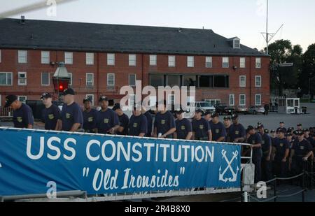 US Navy Chief Petty Officer (CPO) Selekten aus dem ganzen Land kommen an Bord der USS Constitution zur Orientierung in Boston. Stockfoto