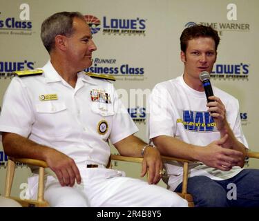 US Navy Commander, Navy Recruiting Command, Konteradmiral Jeffrey Fowler und Navy NASCAR Fahrer. Stockfoto