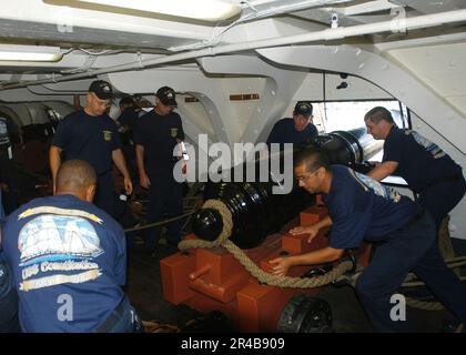 Der Chief Petty Officer (CPO) DER US Navy übt das Laden und Abfeuern eines 5600 kg schweren Kanons auf dem Gewehrdeck des ältesten in Auftrag gegebenen Schiffs, USS Constitution. Stockfoto