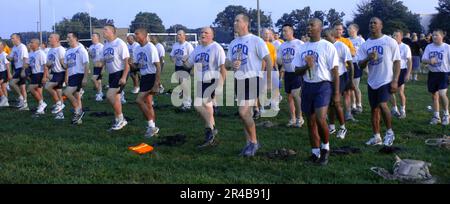 Ausgewählte UNTEROFFIZIER DER US Navy führen nach dem CPO Heritage Run an Bord der Naval Amphibious Base, Little Creek, Calisthenics durch. Stockfoto