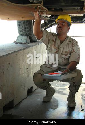 DIE KLASSE 2. von US Navy Yeoman inspiziert ein Mehrzweckfahrzeug mit hoher Mobilität (HMMWV) und stellt sicher, dass es die Kriterien für die US-Zollbehörde erfüllt. Stockfoto