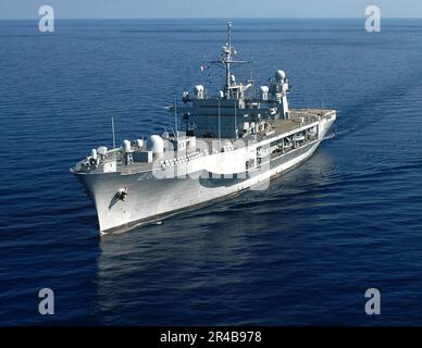 US Navy die USS Mount Whitney (LCC 20) ist mit Matrosen und Marines des neu zusammengefassten Stabs des Befehlshabers der Marinestreitkräfte Europa und des Befehlshabers der 6.-Flotte (CNE-C6F) im Einsatz. Stockfoto