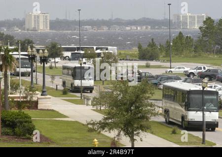 AN Bord der Navy Air Station Pensacola, Florida, stehen Busse der US Navy Chartered entlang der East Avenue an, um mit der Evakuierung von Matrosen, Marines und Flugzeugen aus den Bachelor-Quartieren während der Vorbereitungen für Hurri zu beginnen. Stockfoto