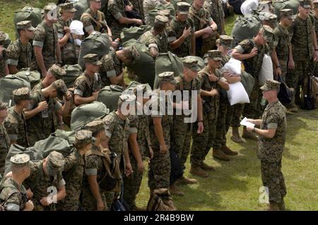 US Navy Marines, die der Aviation Maintenance Squadron Two (AMS-2) an Bord der Naval Air Station Pensacola, Florida, von Reihen an Bord von Bussen zugeteilt wurden, die sie zur Marine Corps Logistics Base Albany, Georgia, evakuieren werden Stockfoto