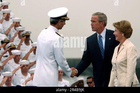 US Navy Commander, Naval Air Forces Pacific, Vice ADM James Zortman, begrüßt Präsident George W. Bush und First Lady Laura Bush auf der Naval Air Station (NAS) North Island, Kalifornien Stockfoto