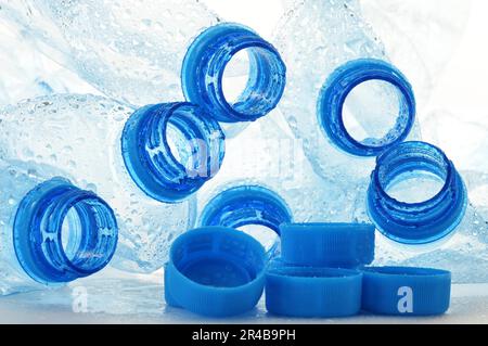 Komposition mit leeren Polycarbonat-Kunststoff-Flaschen Mineralwasser Stockfoto