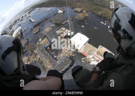 RETTUNGSSCHWIMMER DER US Navy Search and Rescue (SAR), die dem Helicopter Sea Combat Squadron Two Eight (HSC-28) zugeteilt sind, beobachten eine Rettungsaktion aus ihrem MH-60s Seahawk Helikopter. Stockfoto