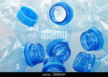 Komposition mit leeren Polycarbonat-Kunststoff-Flaschen Mineralwasser Stockfoto