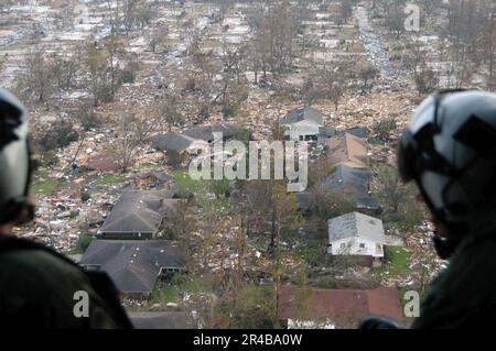 US Navy USA Navy Air Crewmen, der Helikopter-Support-Einheit Pensacola zugeteilt, untersuchen die Schäden des Hurrikans Katrina auf dem Weg zum Stennis Space Center, Miss, nach dem Verlassen der Naval Air Station Pensacola, Florida. Stockfoto