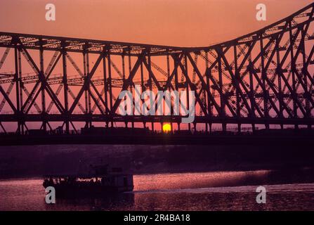 Sonnenuntergang, Howrah-Brücke, 1941 erbaut (Rabindra Setu) in Kalkutta, Westbengalen, Indien, Asien. Die belebteste Brücke der Welt Stockfoto