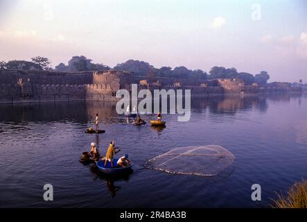 Angeln im Vellore Fort Moat in Vellore, Tamil Nadu, Südindien, Indien, Asien Stockfoto