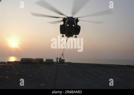 US NAVY A U.S. Der Navy MH-53E Sea Dragon Hubschrauber hebt zwei 500-Gallonen-Blasen mit frischem Trinkwasser für den Transport vom Cockpit des Amphibienschiffs USS Bataan (LHD 5). Stockfoto