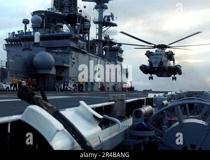 US NAVY A U.S. Marine Corps CH-53D Sea Hallion Helicopter bereitet sich auf die Landung auf dem Cockpit an Bord des Amphibienschiffs USS Boxer (LHD 4) während Luftumschlagtests vor. Stockfoto