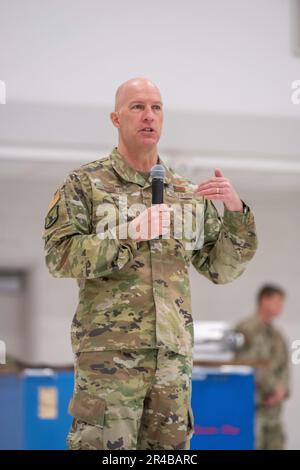 Northwest Machining and Manufacturing Tour The 124. Fighter Wing's Aircraft Maintenance Hanger, Gowen Field, ID, 6. April 2023. Stellvertretender Generaladjutant Der Luftwaffe, Brigadegeneral. General Tim Donnellan sprach während der Tour und betonte die Beiträge lokaler Partnerschaften zur globalen Effizienz der Mission. Stockfoto