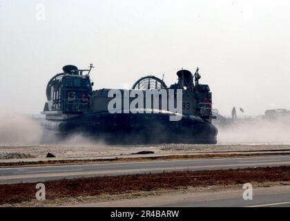 US Navy A Landing Craft, Air Cushion (LCAC), an Bord des Amphibienschiffs USS Iwo Jima (LHD 7), kommt an den Ufern von Biloxi, Miss. Stockfoto