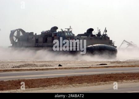 US Navy A Landing Craft, Air Cushion (LCAC), vom Amphibienschiff USS Iwo Jima (LHD 7), kommt an den Ufern von Biloxi, Miss. Stockfoto