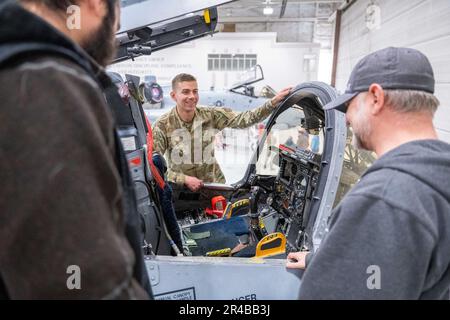 Northwest Machining and Manufacturing Tour The 124. Fighter Wing's Aircraft Maintenance Hanger, Gowen Field, ID, 6. April 2023. Dieses Maschinenbauunternehmen mit Sitz in Meridian, Idaho, stellt seit Jahrzehnten in Gowen Field ein wichtiges Fahrwerk für Die A-10 Thunderbolt II her. Stockfoto