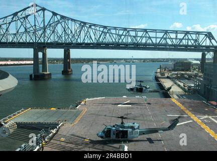 US Navy USA Marine Corps UH-1N Huey Hubschrauber führen Flugbetrieb vom Amphibienschiff USS Iwo Jima (LHD 7) aus durch. Stockfoto