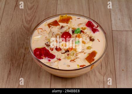 Königliche Falooda in Schüssel auf Holzhintergrund kühlen Stockfoto