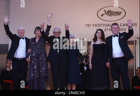 Cannes, Frankreich. 26. Mai 2023. Der britische Filmregisseur Ken Loach (3. l) trifft am 26. Mai 2023 mit Schauspielern zur Vorführung des Films „The Old Oak“ während der 76. Ausgabe des Filmfestivals von Cannes in Südfrankreich ein. Kredit: Gao Jing/Xinhua/Alamy Live News Stockfoto