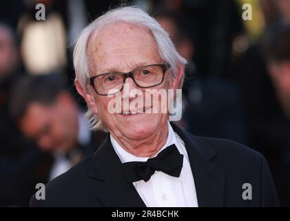 Cannes, Frankreich. 26. Mai 2023. Der britische Regisseur Ken Loach kommt am 26. Mai 2023 zur Vorführung des Films „The Old Oak“ während der 76. Ausgabe des Filmfestivals von Cannes in Südfrankreich. Kredit: Gao Jing/Xinhua/Alamy Live News Stockfoto