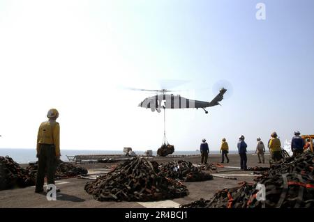 US Navy A MH-60s Seahawk Helicopter liefert Hilfsgüter zur Unterstützung der Besatzung des Amphibienschiffs USS Bataan (LHD 5) und nimmt gleichzeitig an humanitären Missionen für die Opfer des Hurrikans Katrina Teil. Stockfoto